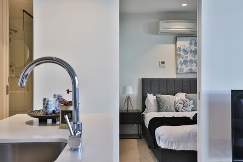EQ TOWER Melbourne CBD APT - Tourism Hervey Bay 1