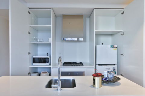 EQ TOWER Melbourne CBD APT - Tourism Hervey Bay 2