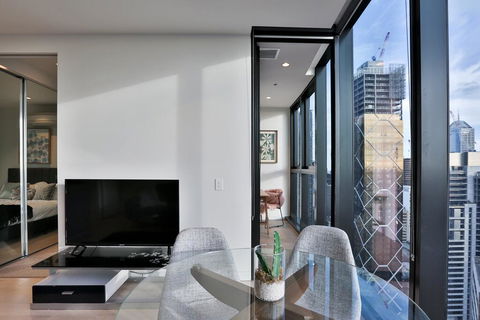 EQ TOWER Melbourne CBD APT - Tourism Hervey Bay 0