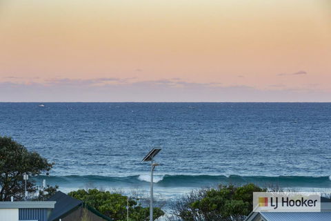 EXCLUSIVE OCEAN VIEW PENTHOUSE ON MARINE PARADE - Tourism Hervey Bay 1