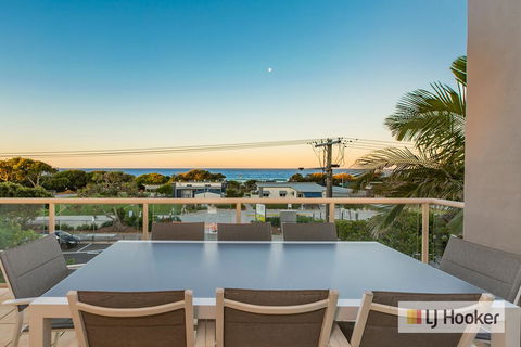EXCLUSIVE OCEAN VIEW PENTHOUSE ON MARINE PARADE - Tourism Hervey Bay 0