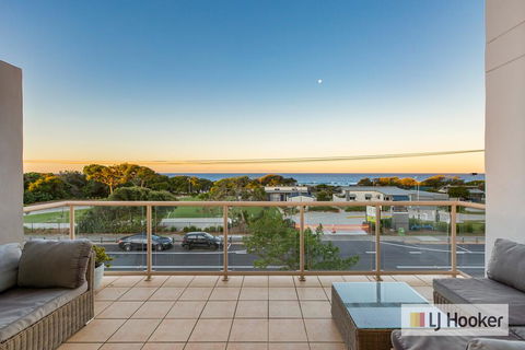EXCLUSIVE OCEAN VIEW PENTHOUSE ON MARINE PARADE - Tourism Hervey Bay 3