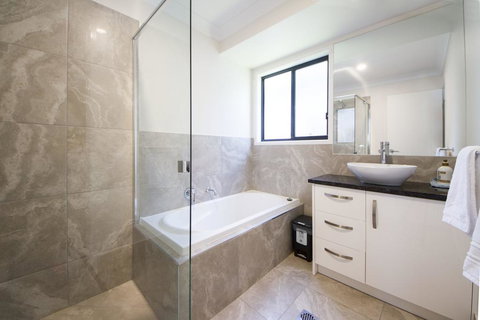 Executive Home Accomodation - Tourism Hervey Bay 2