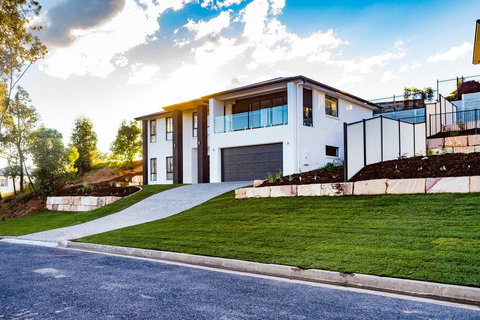 Executive Home Accomodation - Tourism Hervey Bay 0