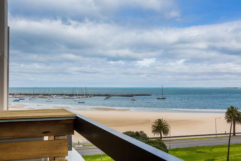 Exquisite 2 Bed Apartment With Beach & City Views - Hervey Bay Accommodation 1
