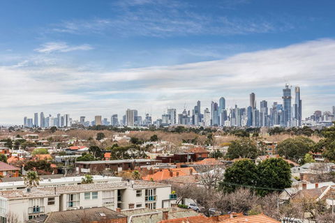 Exquisite 2 Bed Apartment With Beach & City Views - Hervey Bay Accommodation 3