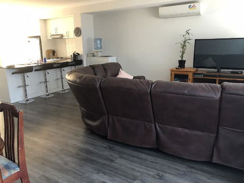 Falcon Bay 4x4 Townhouse - Hervey Bay Accommodation 2