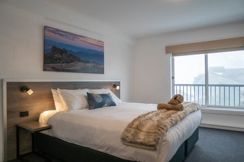 Falls Creek Hotel - Tourism Hervey Bay 1