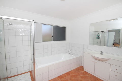 FANTASTIC HOLIDAY UNIT IN A PERFECT LOCATION - Hervey Bay Accommodation 1