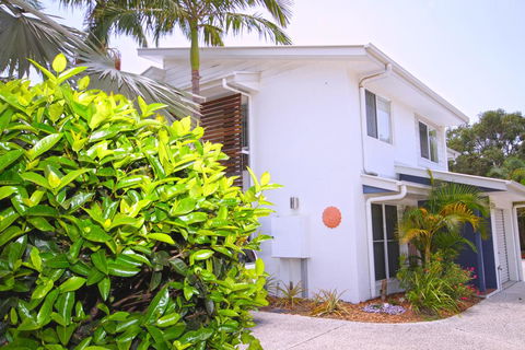 FANTASTIC HOLIDAY UNIT IN A PERFECT LOCATION - Hervey Bay Accommodation 0