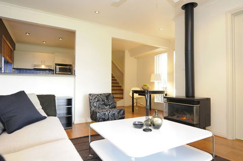 Feathers Serviced Townhouse - Hervey Bay Accommodation 1