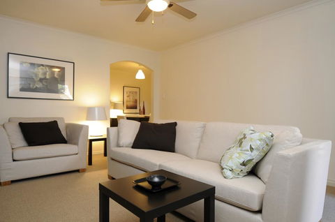 Feathers Serviced Townhouse - Hervey Bay Accommodation 3