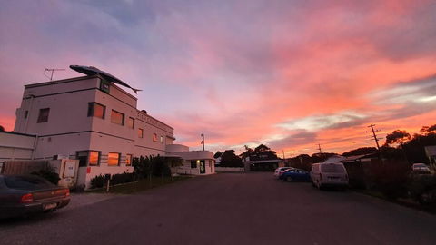 Fish Creek Hotel - Tourism Hervey Bay 0