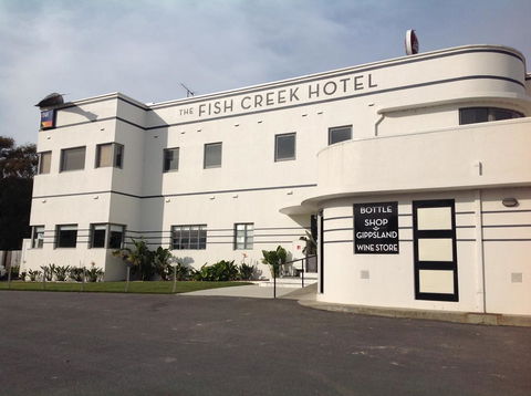 Fish Creek Hotel - Tourism Hervey Bay 1
