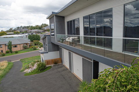 Five Bed, Five Bath, Five Star View - 2 Mins To CBD - Wentworth Estate - Hervey Bay Accommodation 3