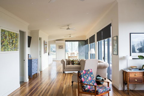 Five Bed, Five Bath, Five Star View - 2 Mins To CBD - Wentworth Estate - Hervey Bay Accommodation 1