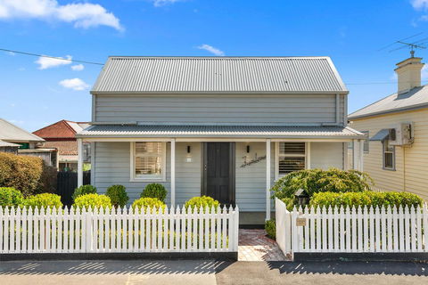 Geelong West Miner's Cottage - Hervey Bay Accommodation 0