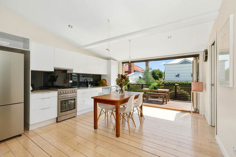 Geelong West Miner's Cottage - Hervey Bay Accommodation 3
