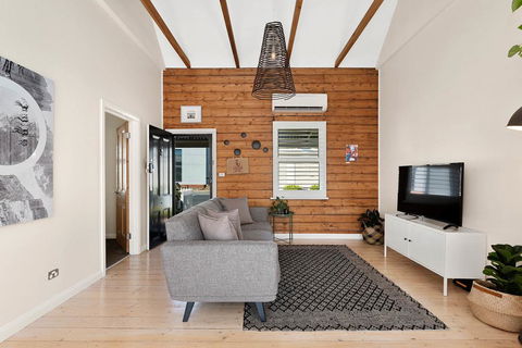 Geelong West Miner's Cottage - Hervey Bay Accommodation 1