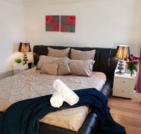 GIRLS ONLY. Large bedroom with KING bed close to everything - Hervey Bay Accommodation