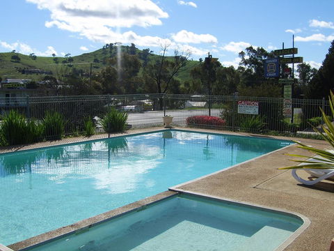 Golden Chain Garden Motor Inn Gundagai - Hervey Bay Accommodation 1