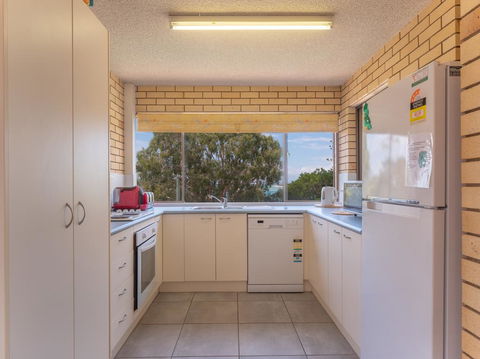 Golden Shores U7, 21 Landsborough Parade - Hervey Bay Accommodation 2