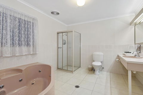 Golden Square Motor Inn - Hervey Bay Accommodation 3