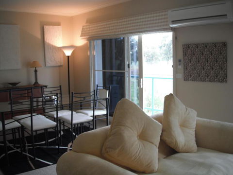 Golf View Apartment 7 - Hervey Bay Accommodation 1