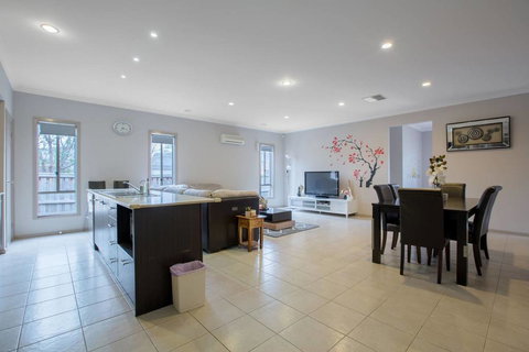 Gorgeous 4BR Home In Point Cook - Hervey Bay Accommodation 3