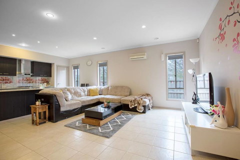 Gorgeous 4BR Home In Point Cook - Hervey Bay Accommodation 1