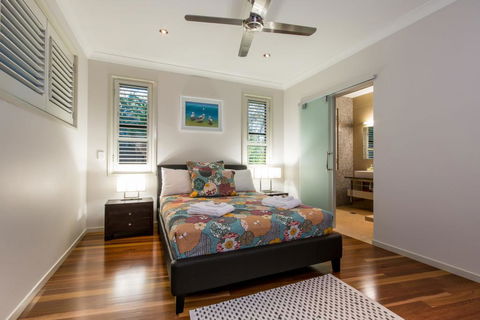 GRAND LUXURY MANSION WITH POOL, 2 BUGGIES AND FABULOUS OCEAN VIEWS - Tourism Hervey Bay 1
