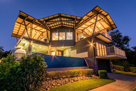 GRAND LUXURY MANSION WITH POOL, 2 BUGGIES AND FABULOUS OCEAN VIEWS - Tourism Hervey Bay 0