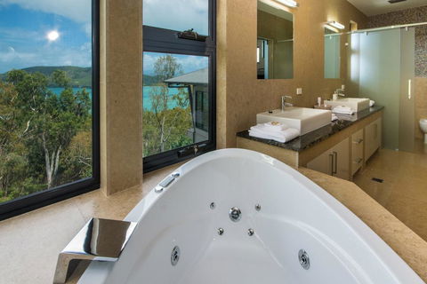 GRAND LUXURY MANSION WITH POOL, 2 BUGGIES AND FABULOUS OCEAN VIEWS - Tourism Hervey Bay 2