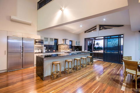 GRAND LUXURY MANSION WITH POOL, 2 BUGGIES AND FABULOUS OCEAN VIEWS - Tourism Hervey Bay 3
