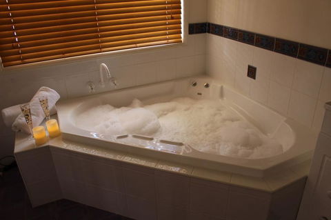 Granite Gardens Cottages & Lake Retreat - Hervey Bay Accommodation 2