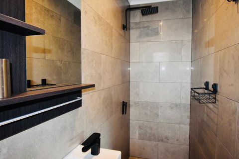 Grey Brick Apartment - Hervey Bay Accommodation 2