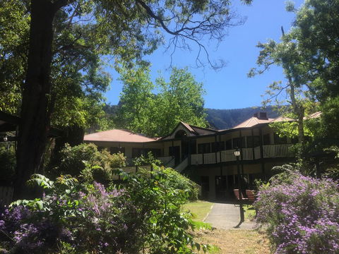 Halls Gap Tavern - Hervey Bay Accommodation 0