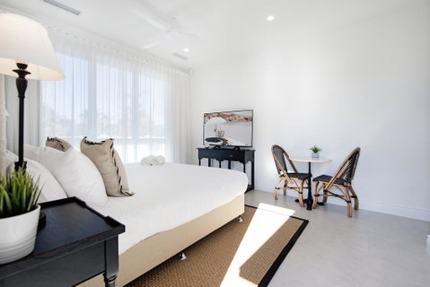 Hamptons Style 2 Bedroom Executive Luxury Apartment - Hervey Bay Accommodation 2