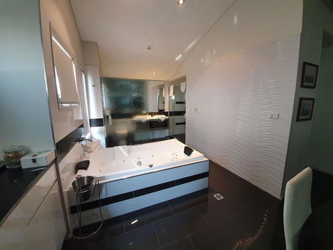 Hangar House Mudgee - Hervey Bay Accommodation 3