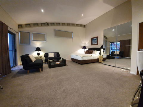 Hangar House Mudgee - Hervey Bay Accommodation 1