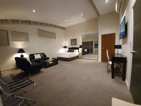 Hangar House Mudgee - Hervey Bay Accommodation 2