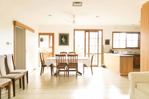 Hawthorn Holiday House - Tourism Hervey Bay 0
