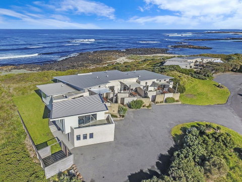 HEARN'S BEACHSIDE VILLA 4 - Hervey Bay Accommodation 0