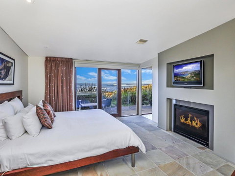 HEARN'S BEACHSIDE VILLA 4 - Hervey Bay Accommodation 3