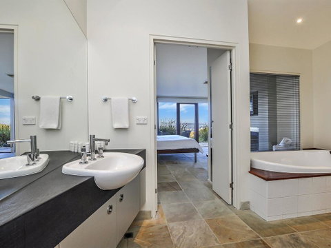 HEARN'S BEACHSIDE VILLA 4 - Hervey Bay Accommodation 1