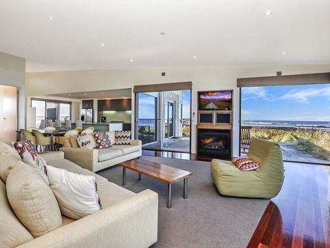 HEARN'S BEACHSIDE VILLA 9 - Tourism Hervey Bay 2