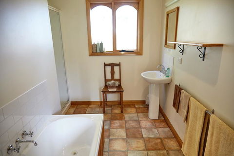 Herons Rise Vineyard Accommodation - Hervey Bay Accommodation 1