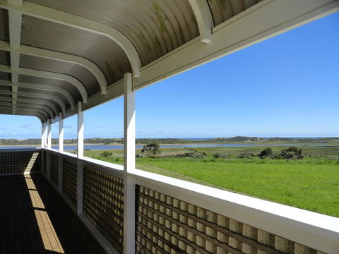 High View Family Cottages - Tourism Hervey Bay 0