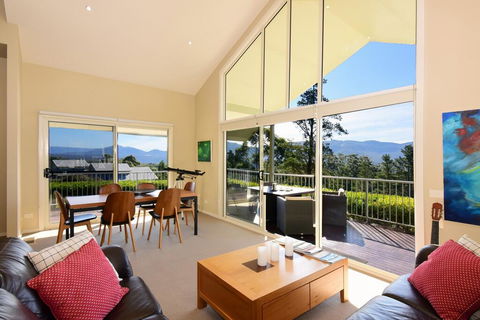 Hillcrest - Spectacular Views! - Tourism Hervey Bay 3