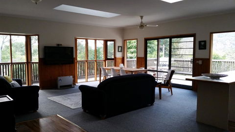Hiview Holiday Home - Hervey Bay Accommodation 1